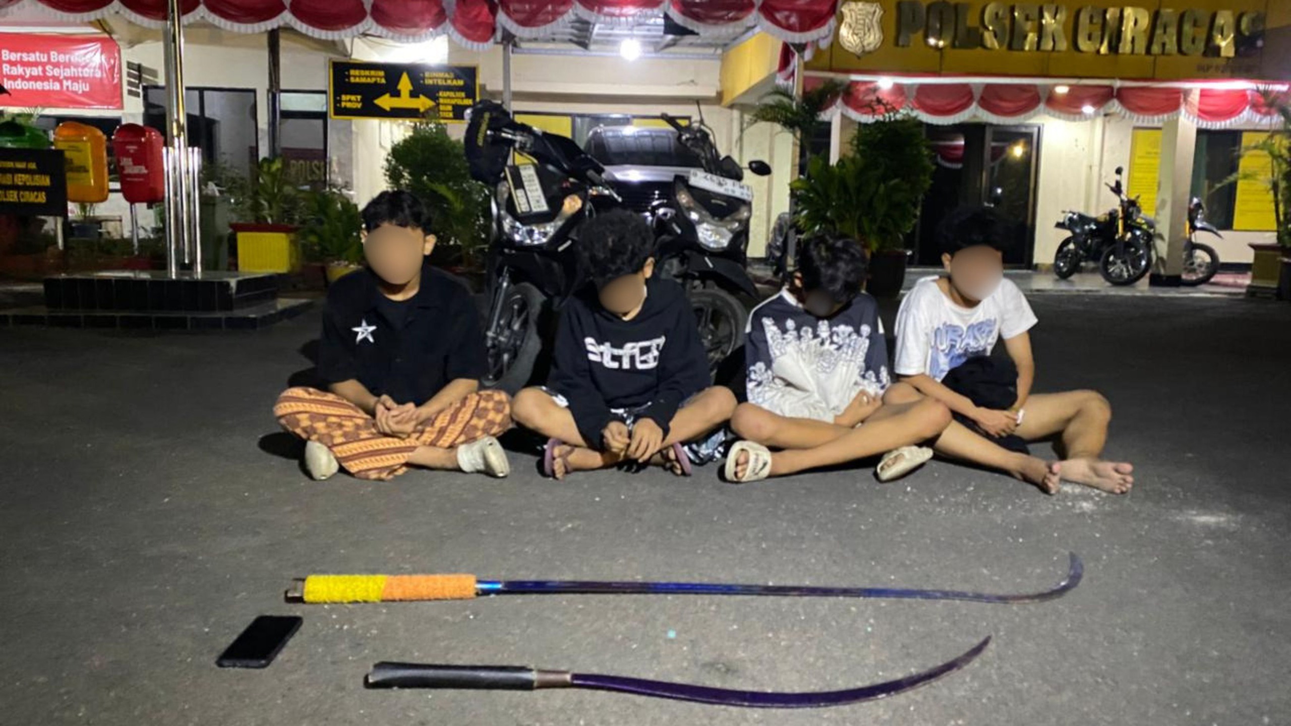 Brimob Batalyon B Pelopor Bubarkan Tawuran di Kramat Jati, 4 Remaja dan Dua Celurit Diamankan