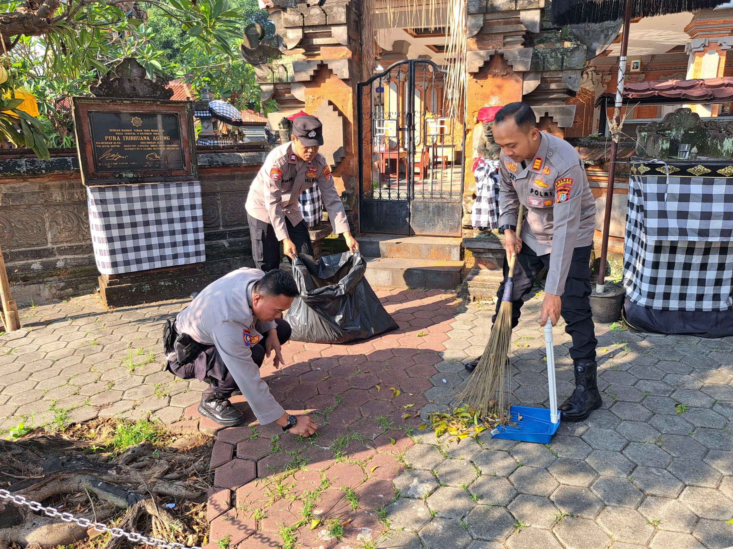 Sambut HUT Bhayangkara ke-80, Polsek Sukmajaya Gelar Bakti Religi di Pura Tribhuana Agung