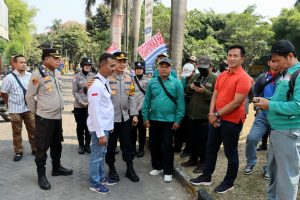 Kapolres Metro Depok Pimpin Pengamanan Aksi Unjuk Rasa Karyawan Hotel Bumi Wiyata, Polwan Bagikan Air Mineral kepada Massa Aksi